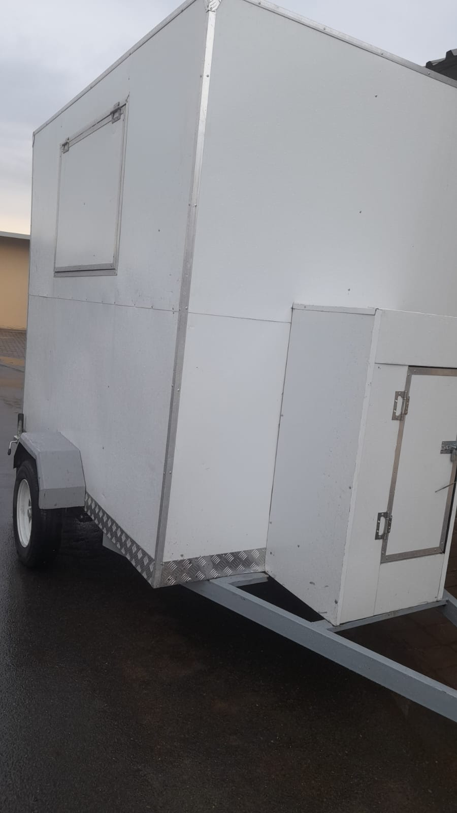 Mobile trailer manufacturing